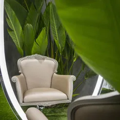 Maletti La Plus Belle du Royaume fauteuil coiffure skaï mouluré